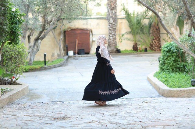 Abaya : Tradition et modernité à travers les décennies