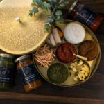 une variété de condiments sont disposés sur une assiette