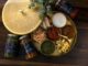 une variété de condiments sont disposés sur une assiette