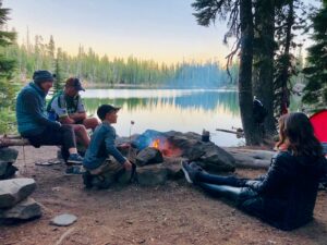 des gens campant devant le lac