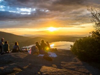 groupe de personnes sirling sous le coucher du soleil