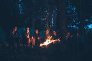 des gens faisant un feu de joie